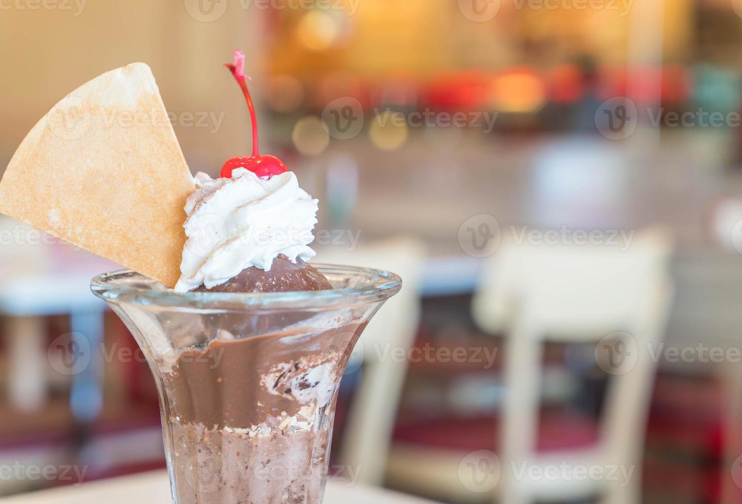 chocoladeijscoupe-ijs in café foto