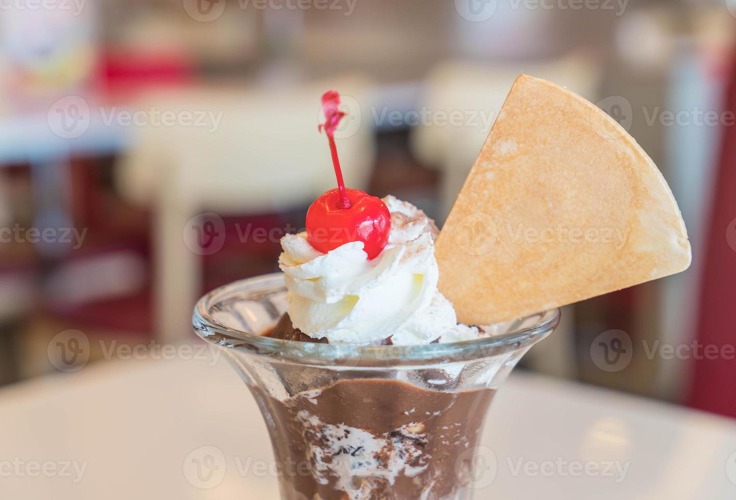 chocoladeijscoupe-ijs in café foto