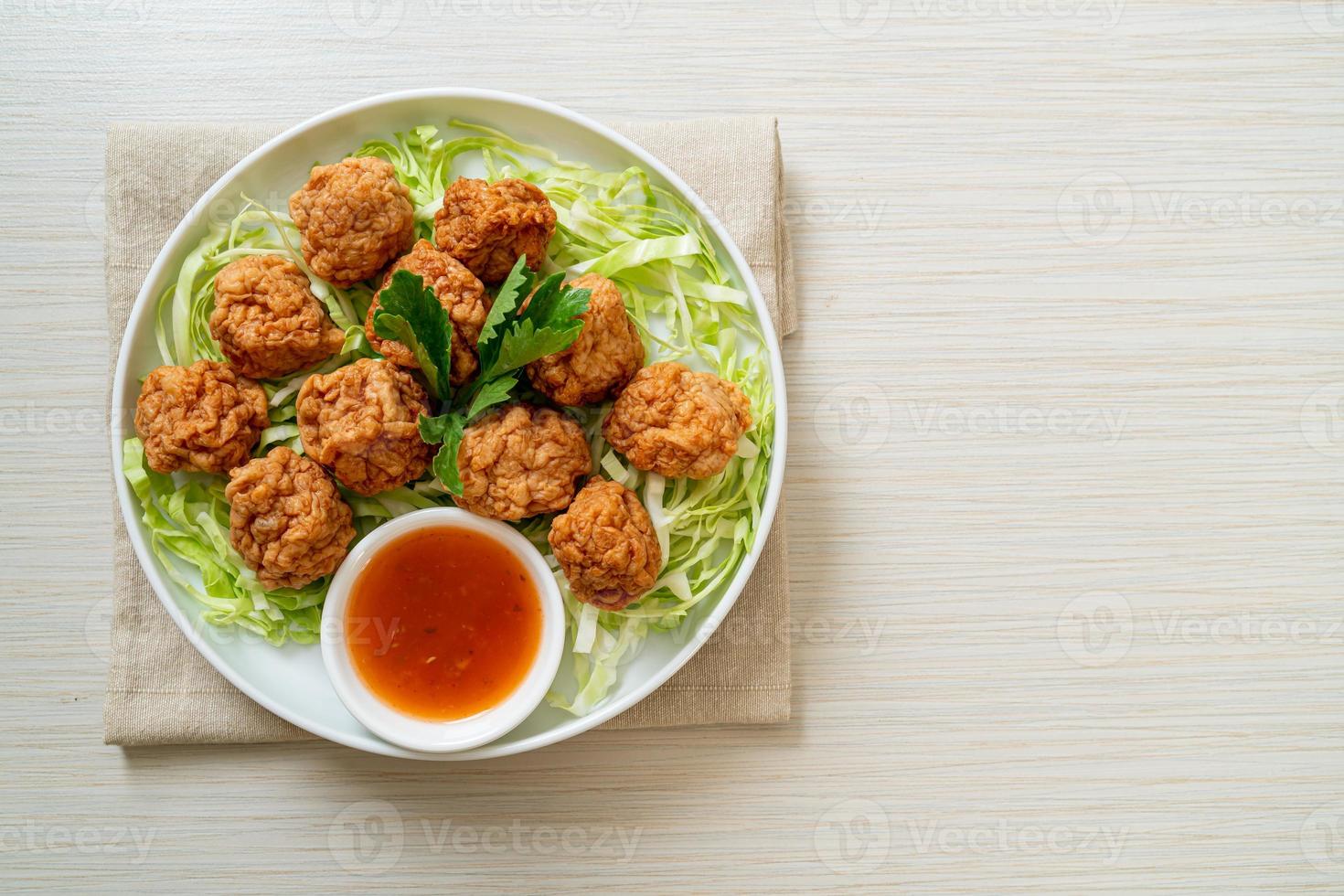 gekookte garnalenballetjes met pikante saus spicy foto