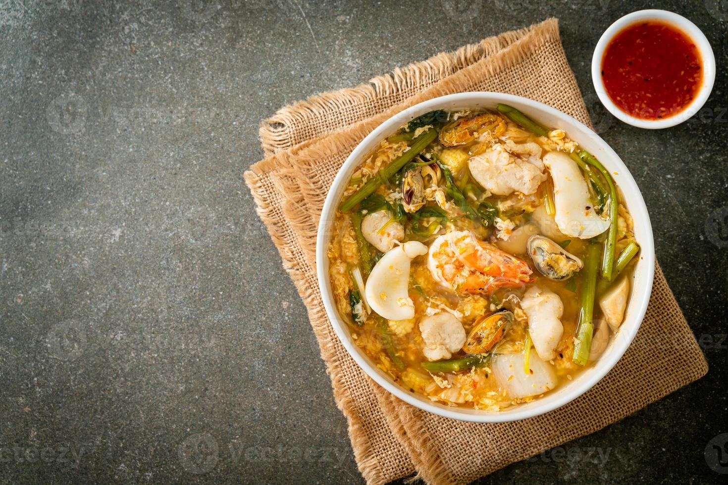 sukiyaki-soep met schaal met zeevruchten foto