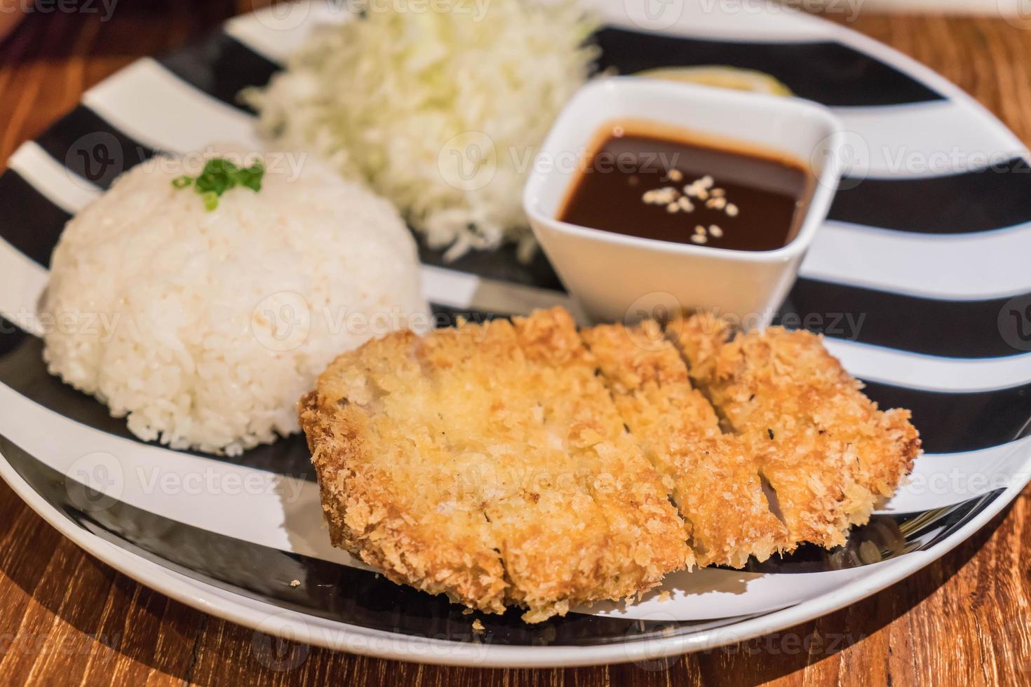 rijst met varkenskotelet tonkatsu foto