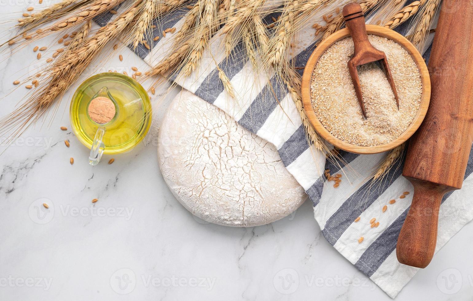 vers zelfgemaakt gistdeeg rustend op marmeren tafel foto