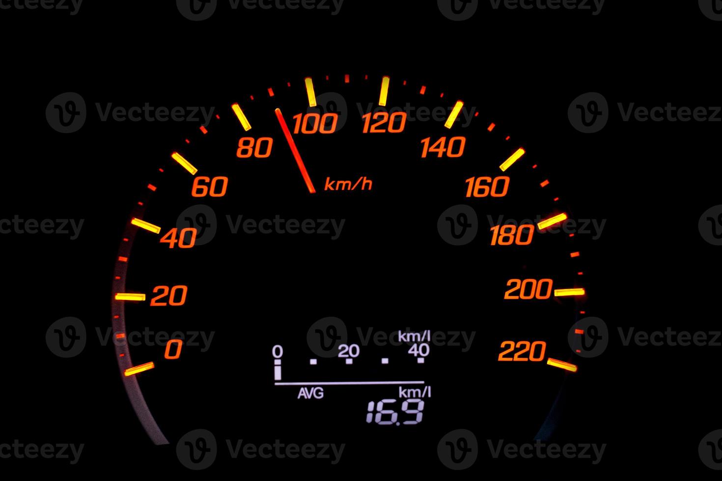 auto snelheidsmeter met de naald wijzend op 90 kmh foto