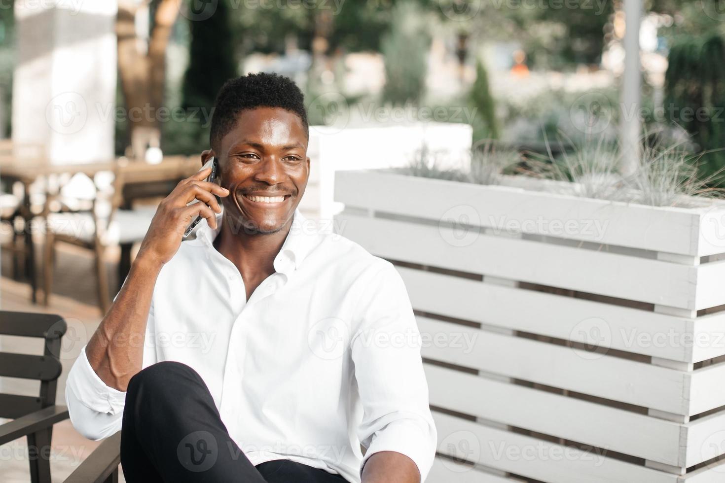 Afro-Amerikaanse zakenman, werkt op een laptop in een café, freelancer foto