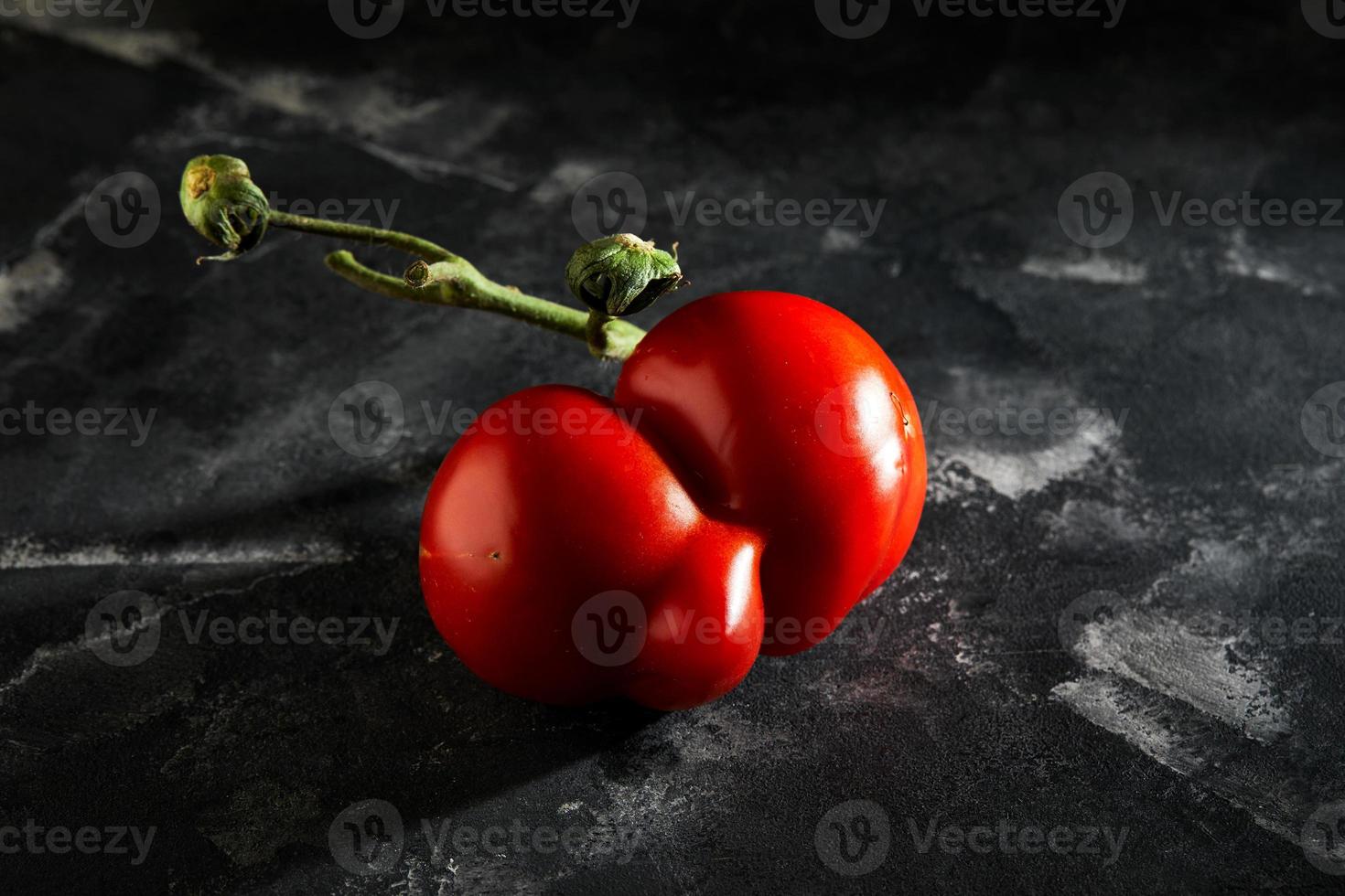 lelijke groente of fruit. ernstig misvormde gemuteerde tomaat foto