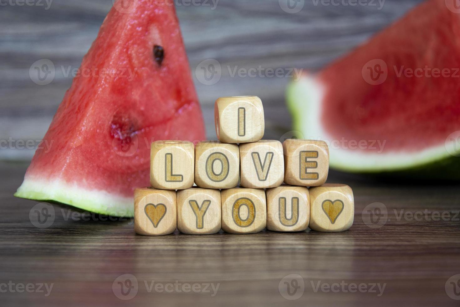 ik houd van jou. het woord over liefde is geschreven op houten kubussen. foto