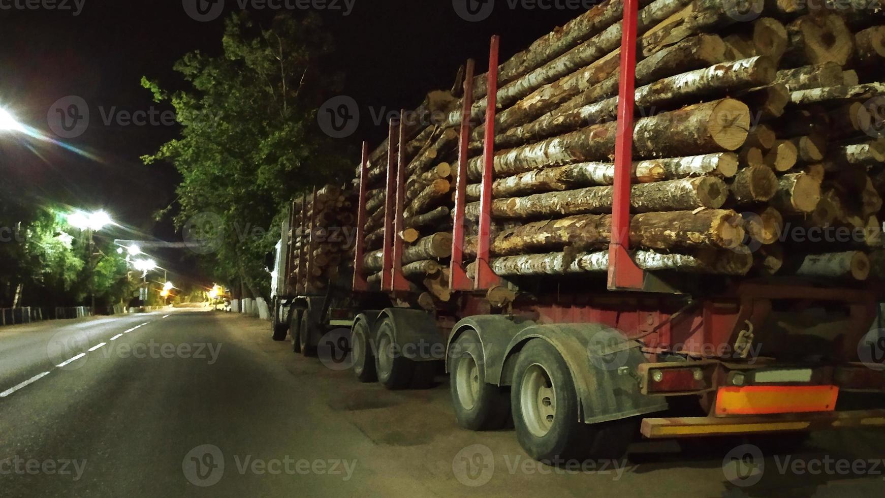 houtvrachtwagen geladen met boomstammen. een zwaar bedrijfsvoertuig met foto