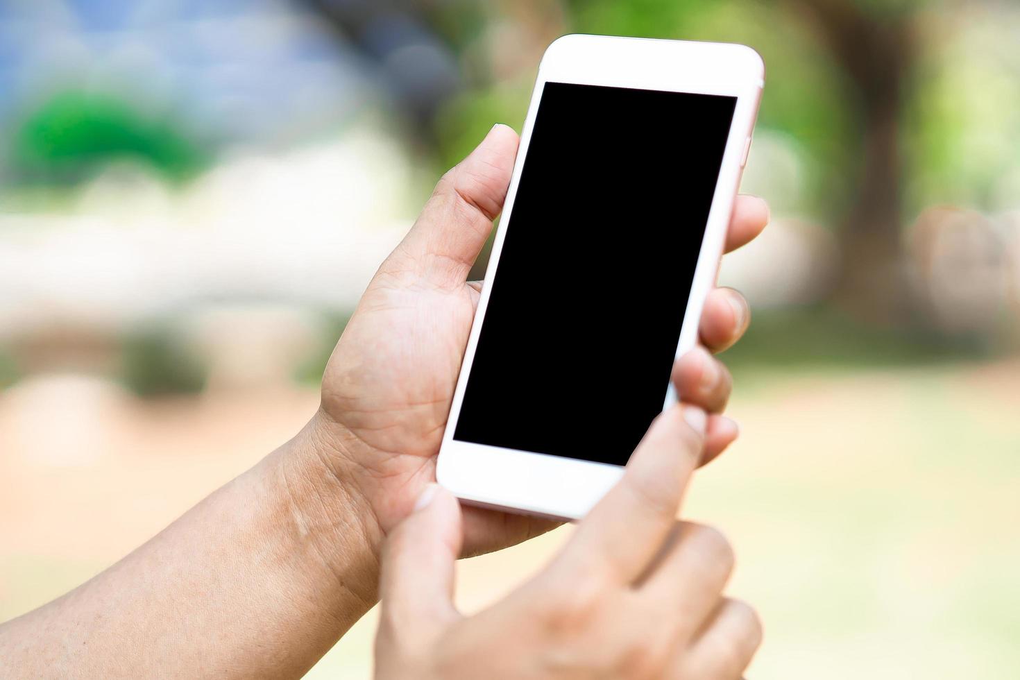 aziatische vrouw met mobiele telefoon voor communicatie in het bedrijfsleven. foto