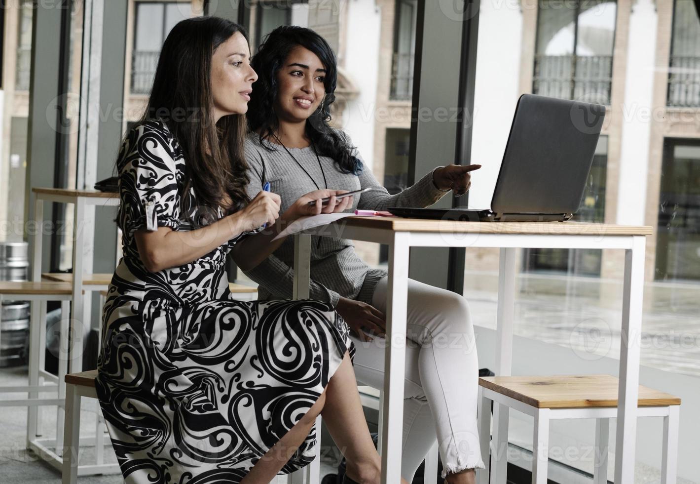 zakenvrouwen die met de laptop op hun werkplek werken foto