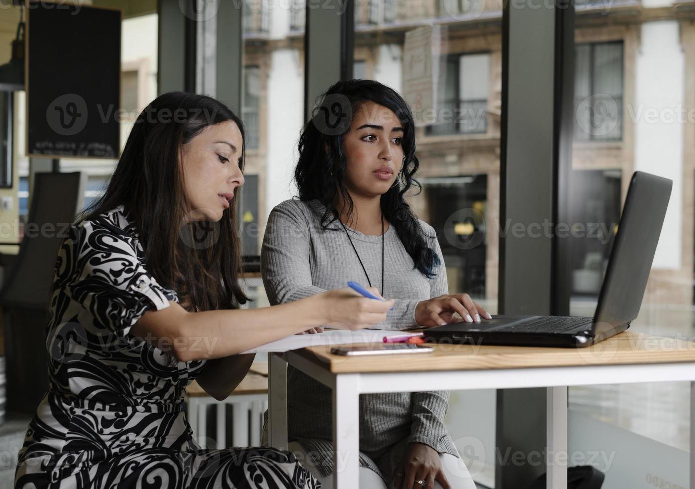 zakenvrouwen die met hun laptop op kantoor werken foto