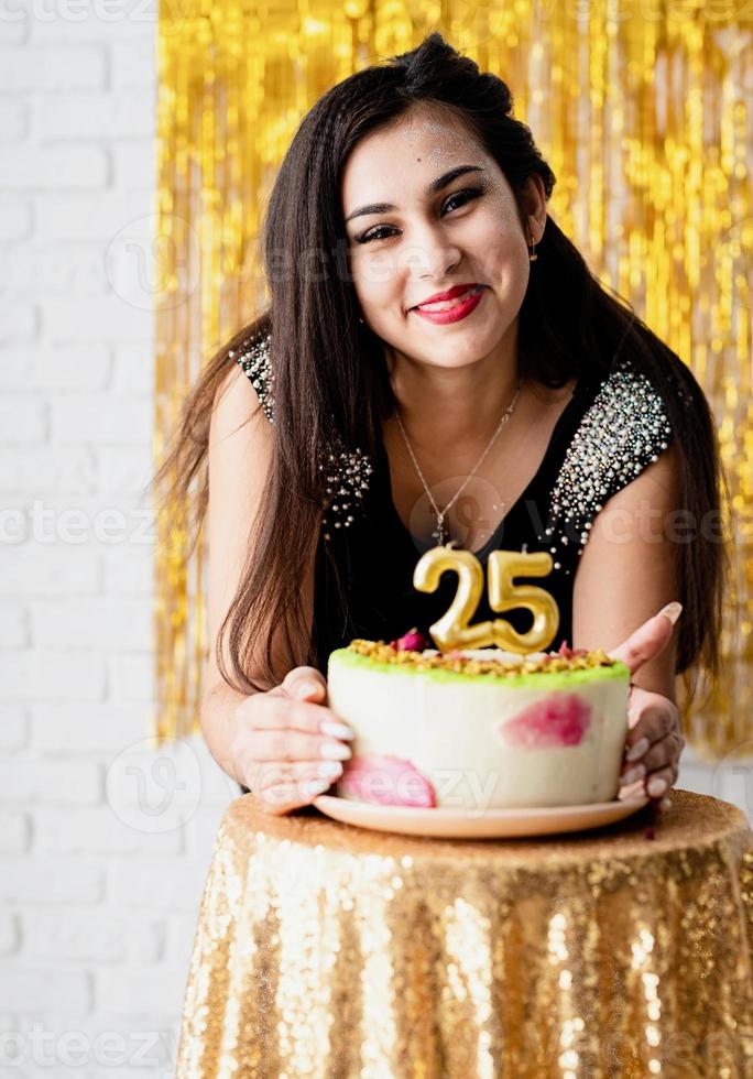 vrouw in zwarte feestjurk klaar om verjaardagstaart te eten foto