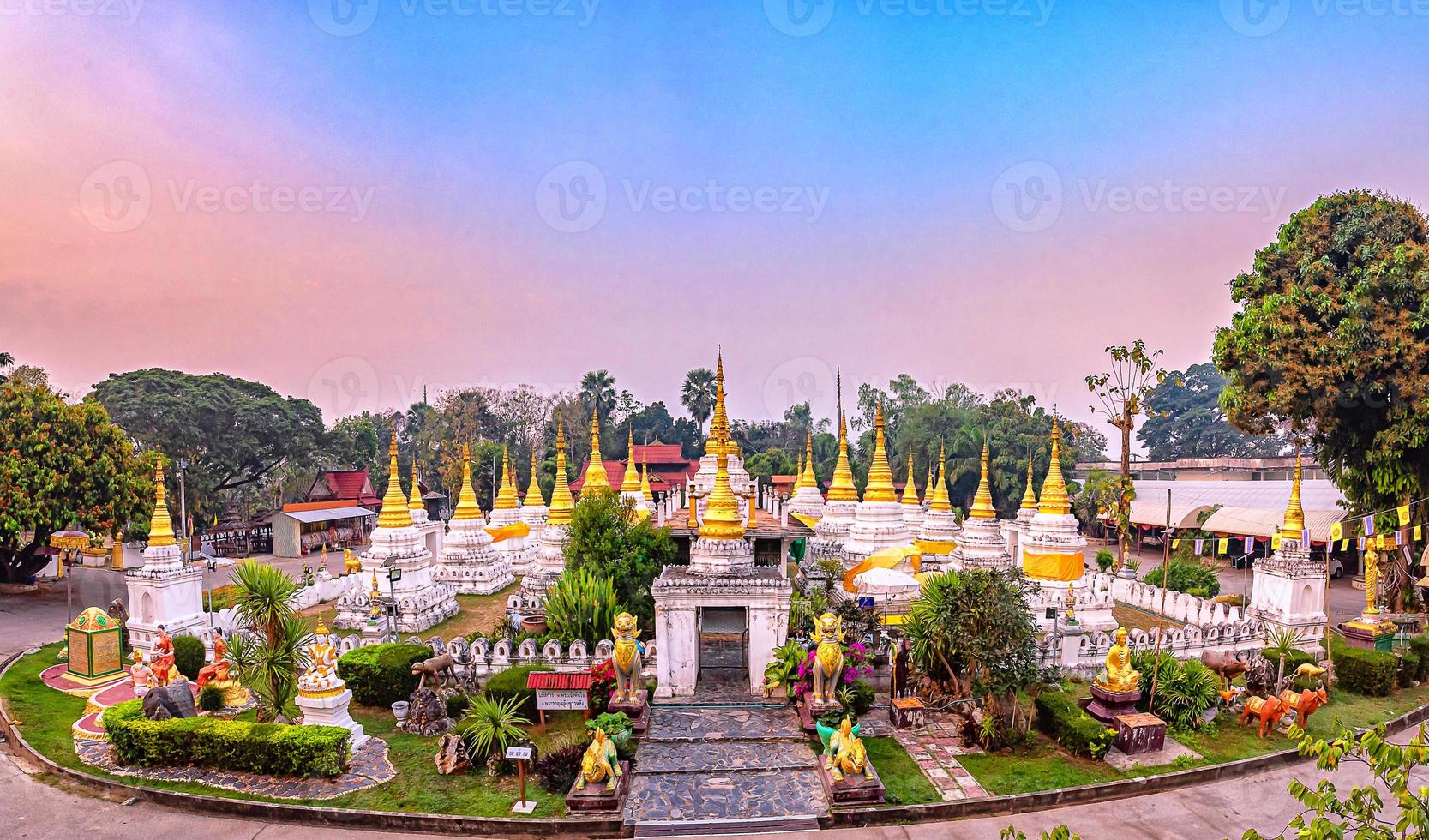 wat phra chedi sao lang is een boeddhistische tempel in lampang, thailand foto