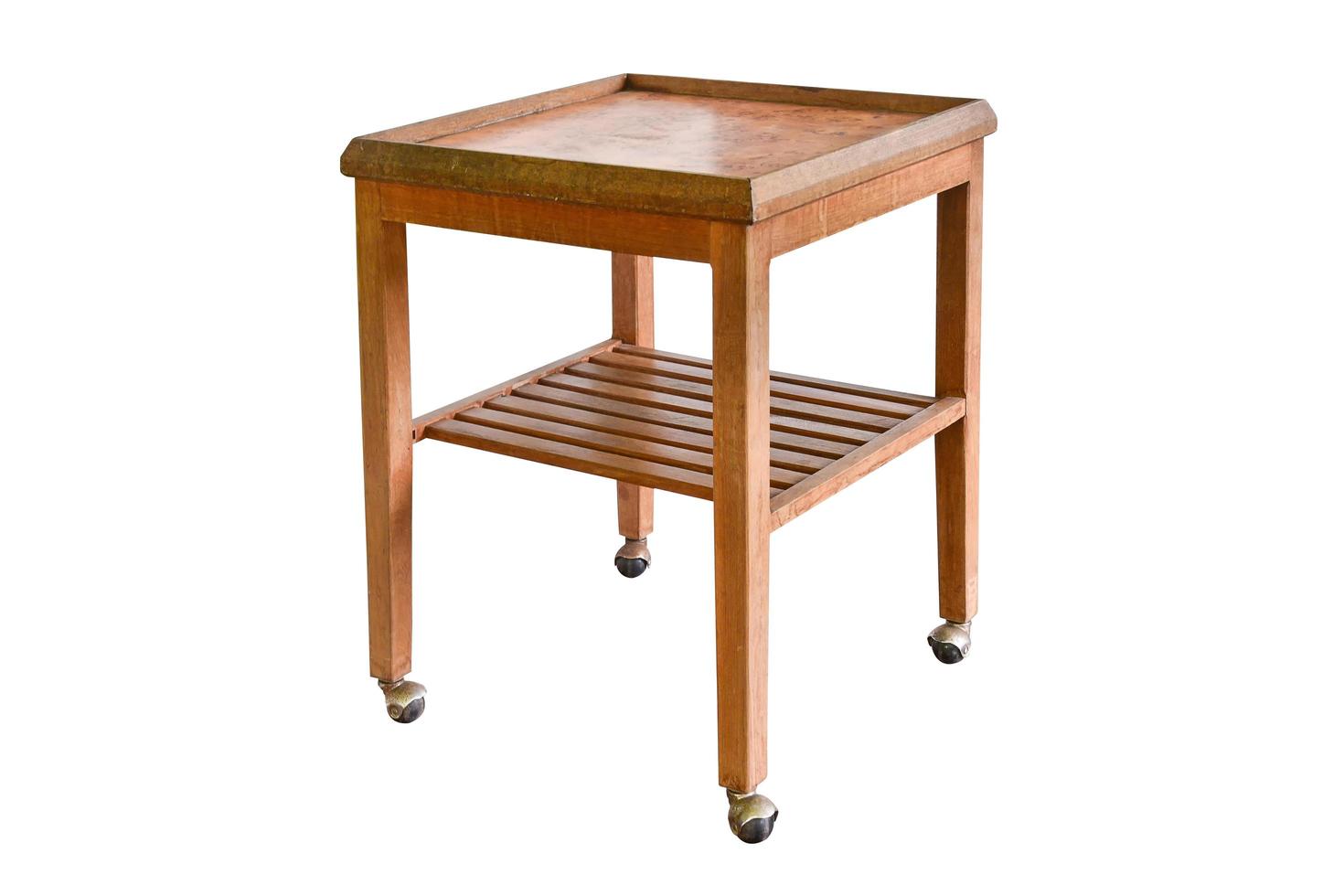 lege houten tafel met wielen geïsoleerd. foto