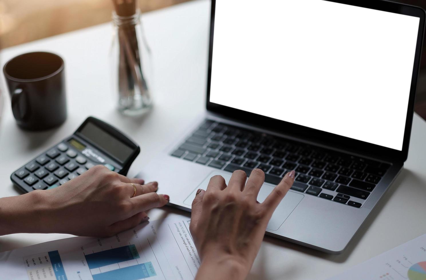 vrouwen die een laptop gebruiken die thuis werkt foto