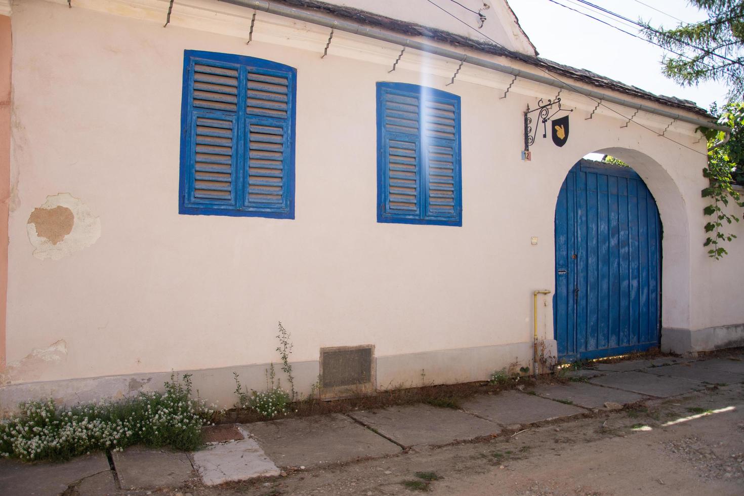 biertan, sibiu, roemenië, de gevel van een huis, blauwe poort foto