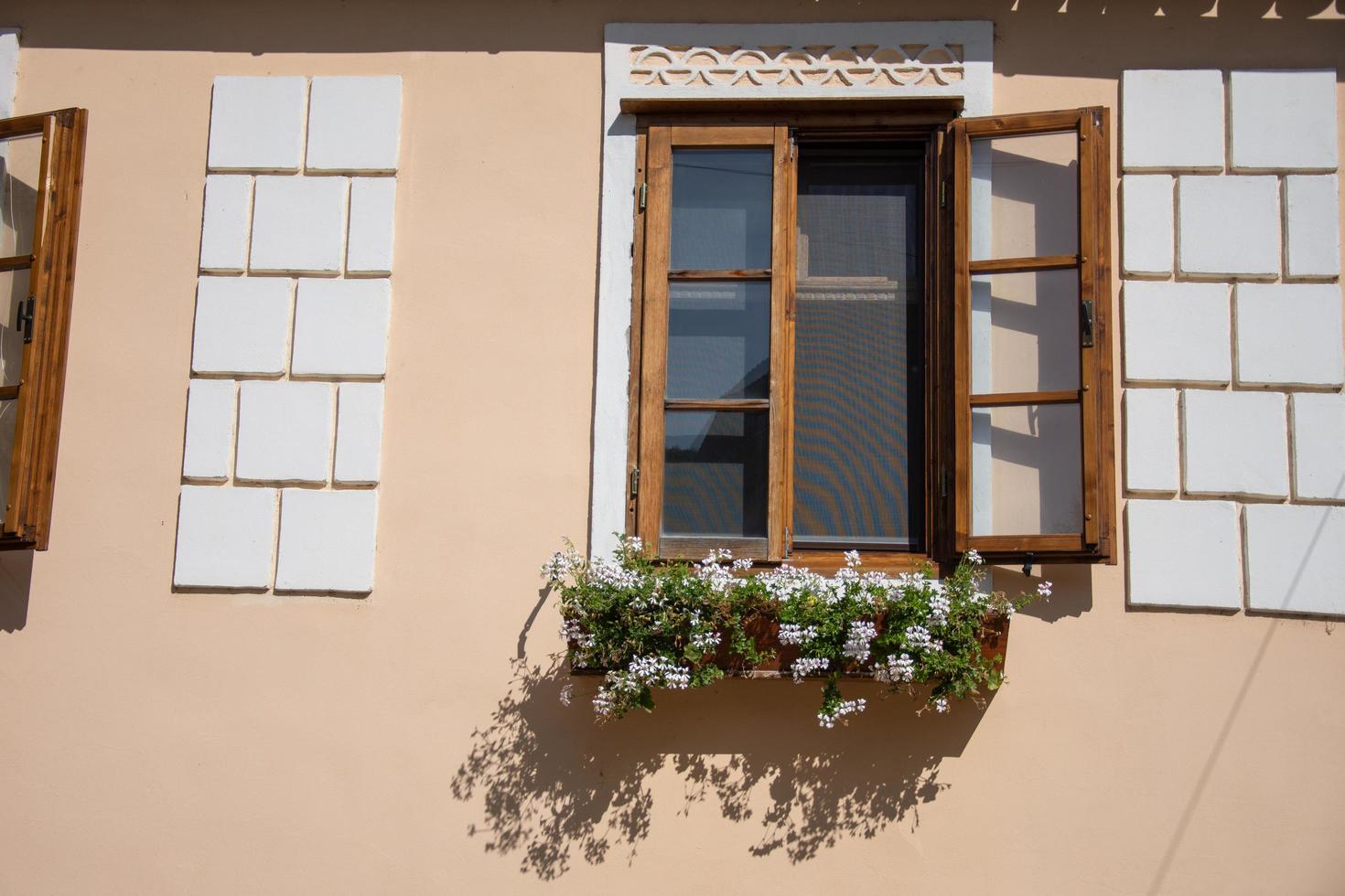 ramen naar een oud huis in biertan, sibiu, roemenië, september 2020 foto