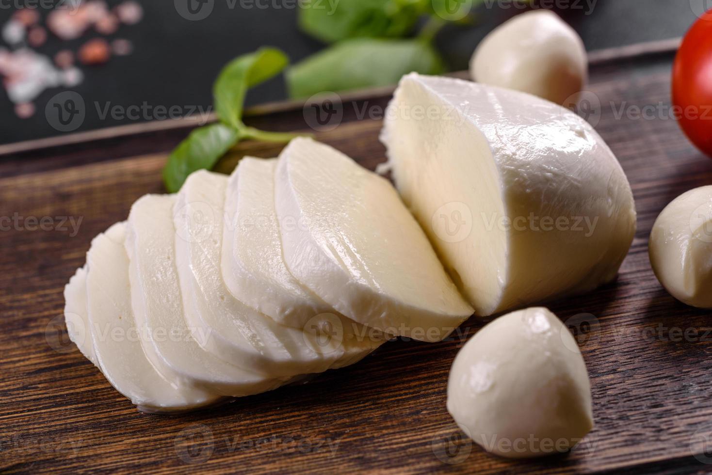 lekkere verse mozzarella kaas voor het maken van caprese salade foto