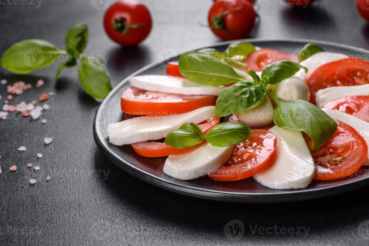 Italiaanse Caprese Salade Met Gesneden Tomaten, Mozzarella Kaas foto