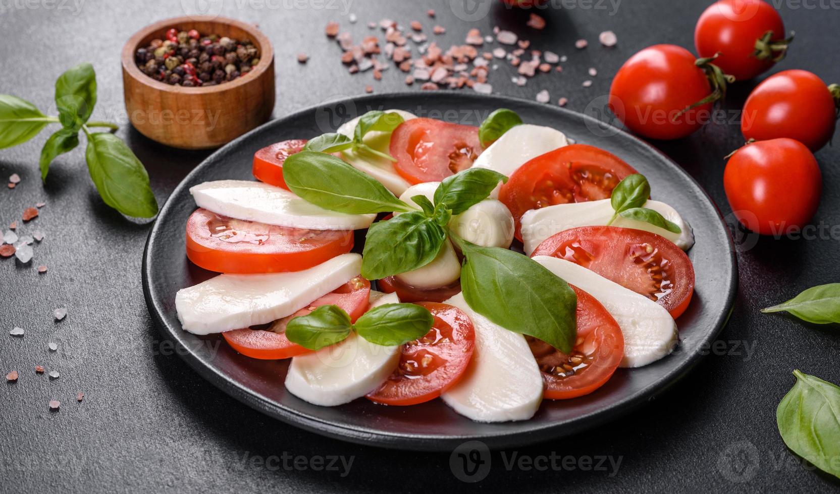 Italiaanse Caprese Salade Met Gesneden Tomaten, Mozzarella Kaas foto