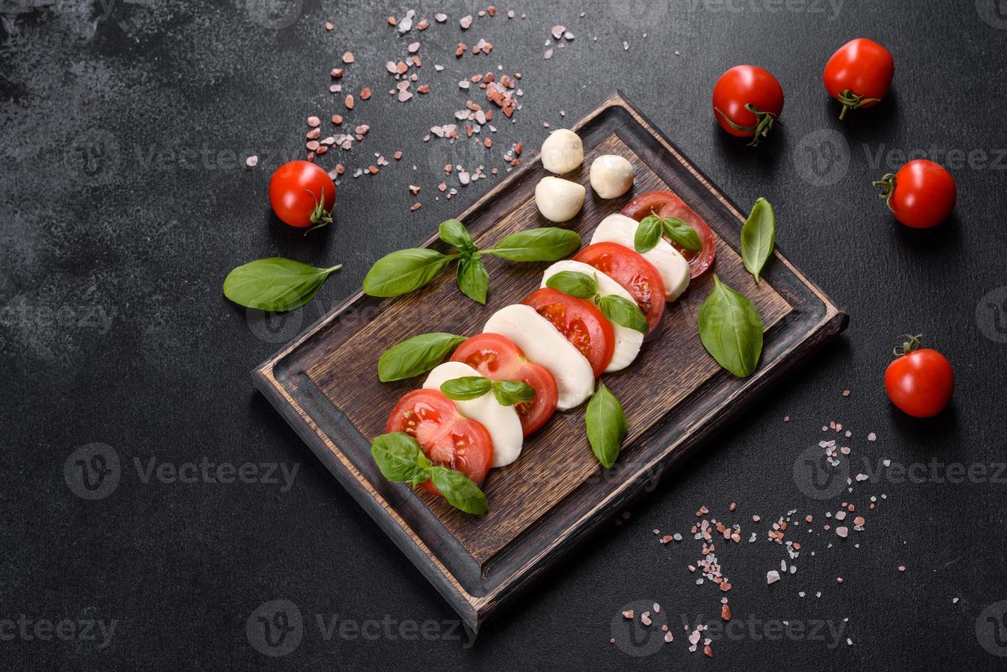 Italiaanse Caprese Salade Met Gesneden Tomaten, Mozzarella Kaas foto