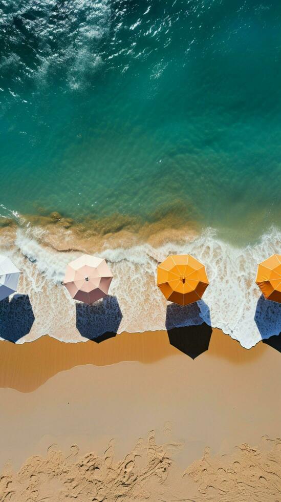 van bovenstaande, een boeiend strand met paraplu's, ligbedden, en turkoois wateren verticaal mobiel behang ai gegenereerd foto