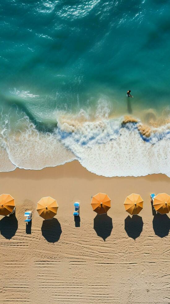 verbijsterend strand tafereel van bovenstaande, met paraplu's, turkoois zee, en ligstoelen verticaal mobiel behang ai gegenereerd foto
