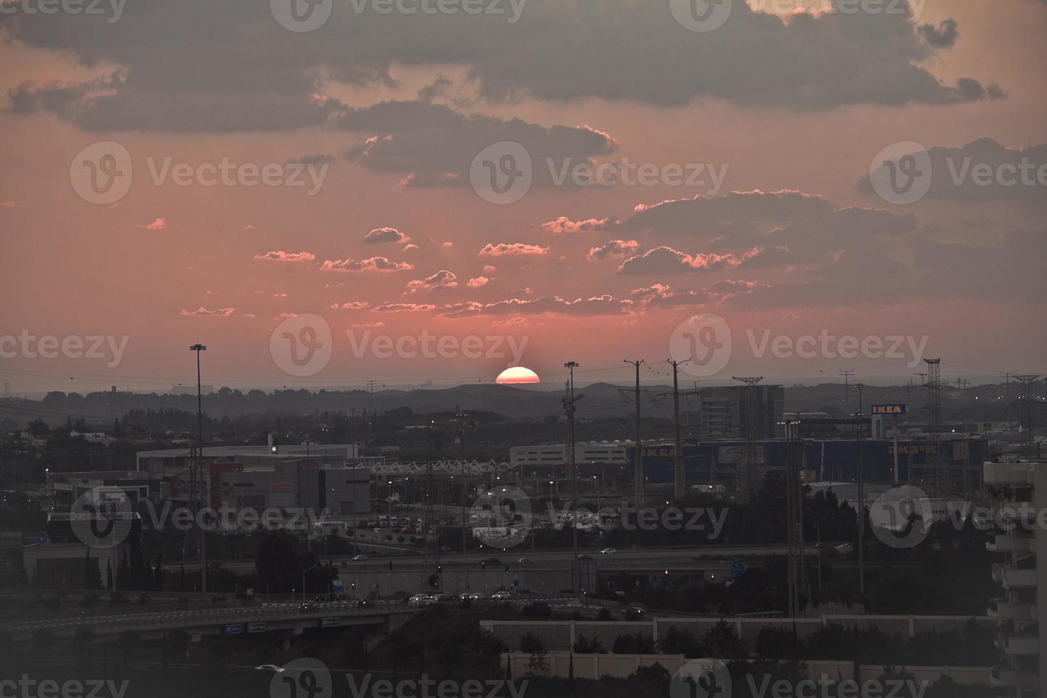 een gekke zonsondergang in Israël met uitzicht op het heilige land foto