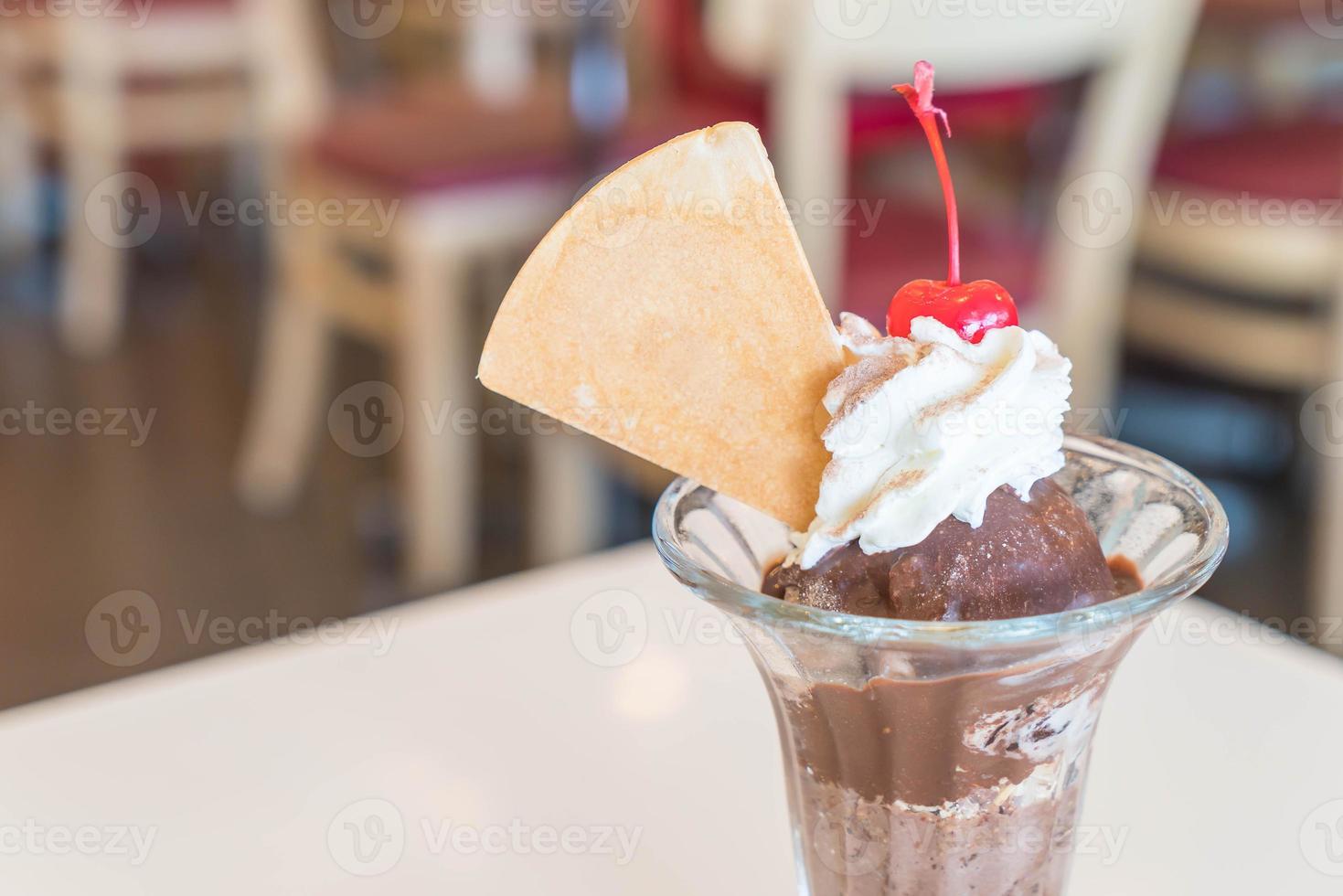 chocoladeijscoupe-ijs in café foto