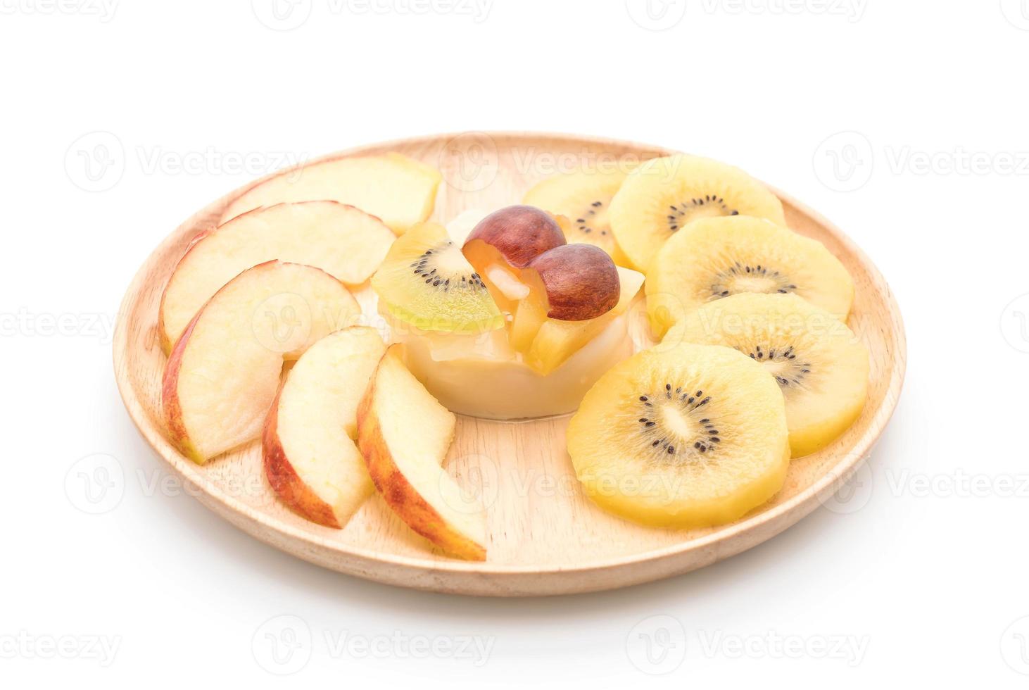 puddingvruchten met kiwi en appel op witte achtergrond foto