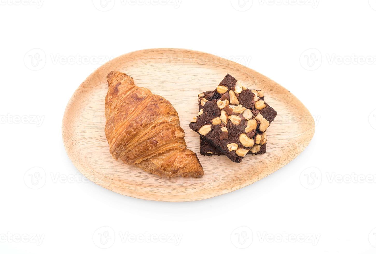 croissant en brownies op witte achtergrond foto