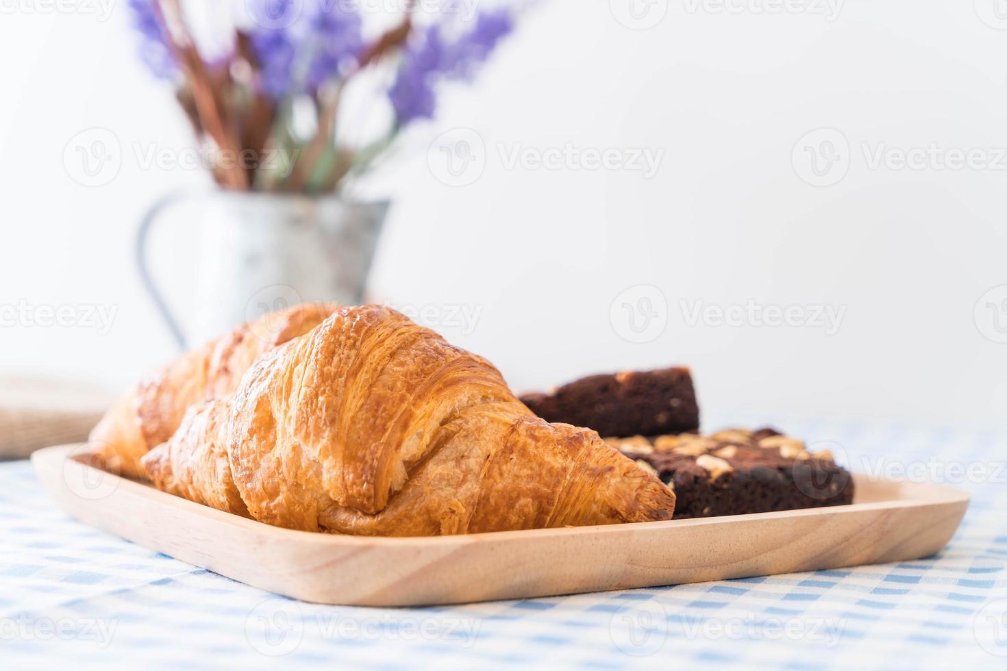 croissant en brownies op tafel foto