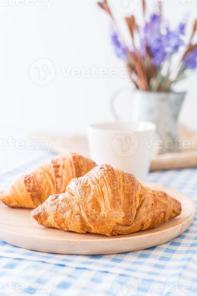 botercroissant op tafel foto