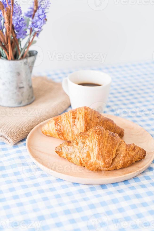 botercroissant op tafel foto