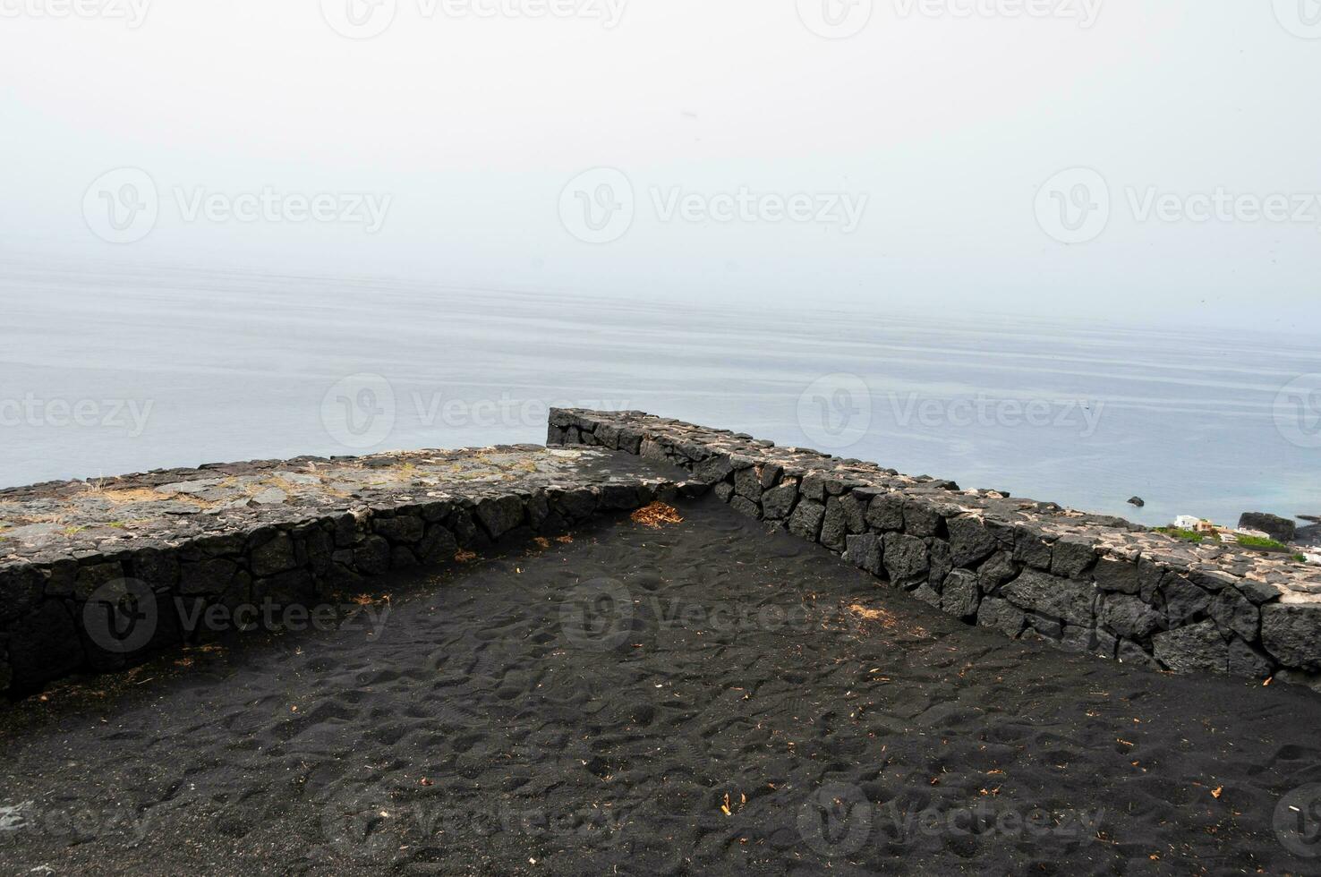 gestold vulkanisch lava stroom van de cumbre vieja vulkaan Aan de eiland van la palma foto