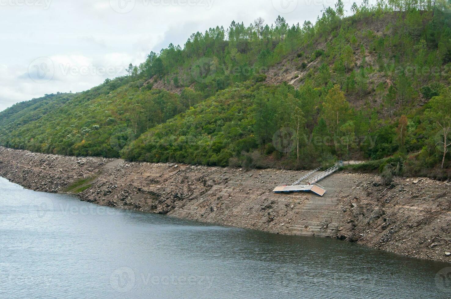 tejo rivier, in Portugal, met een lager water niveau over 20 meter ten gevolge naar klimaat verandering foto