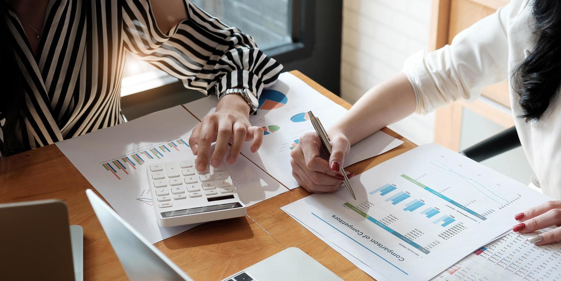 financiële adviesdiensten. groep bedrijfsadviseur die plan toont foto