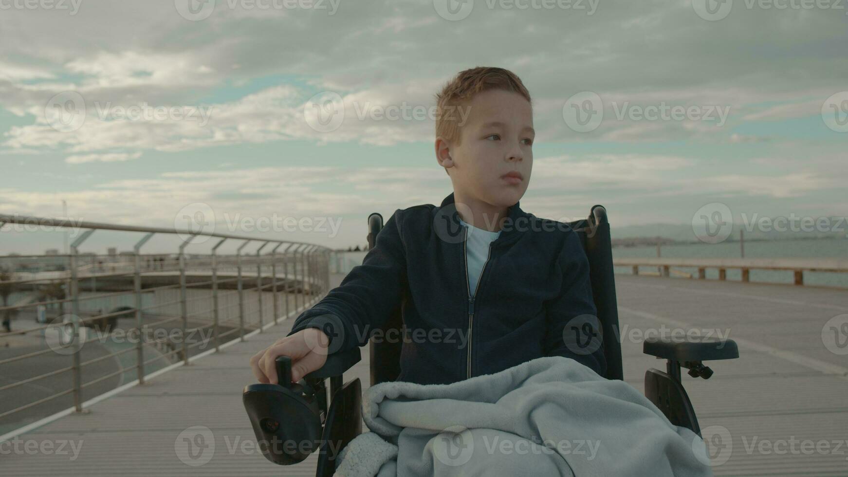 gehandicapte jongen in de wandeling op een koele dag foto