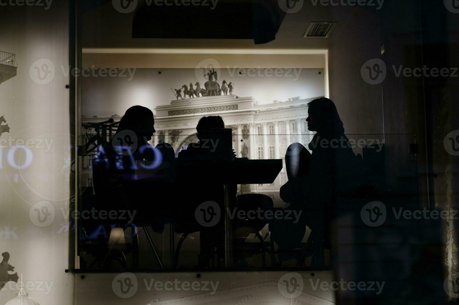 silhouetten van mensen in de cafe foto