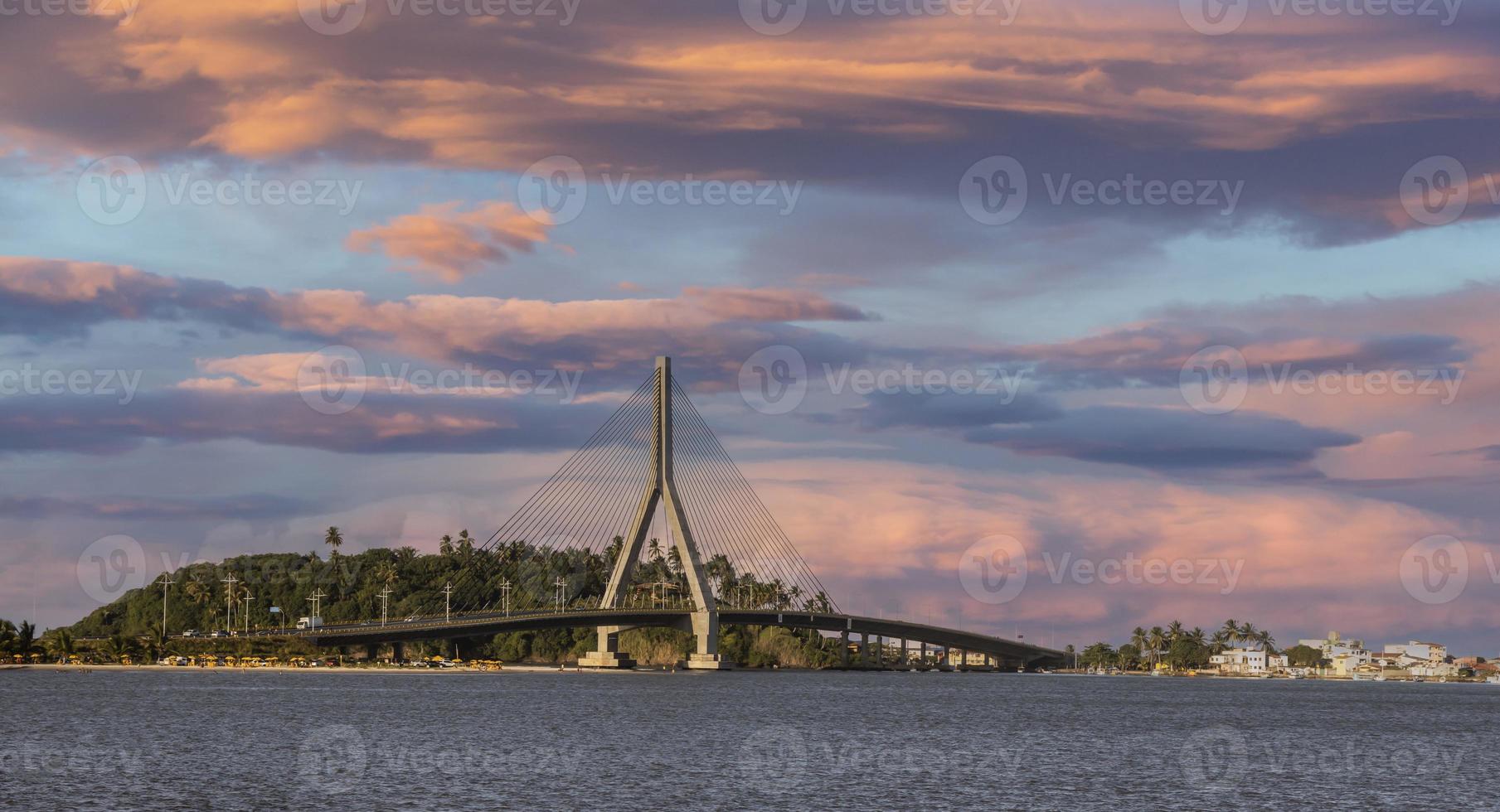 prachtige zonsondergang voor de ilheus-pontal-brug. foto