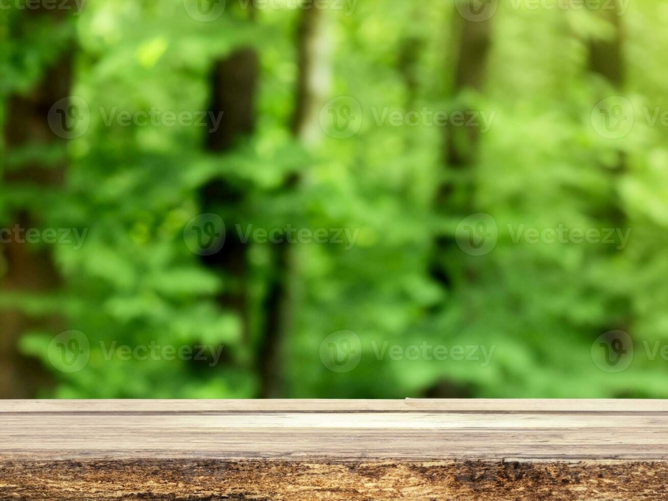 leeg houten tafelblad podium in tuin Open Woud, wazig groen planten achtergrond met ruimte. biologisch Product presenteert natuurlijk plaatsing voetstuk Scherm, voorjaar en zomer concept foto