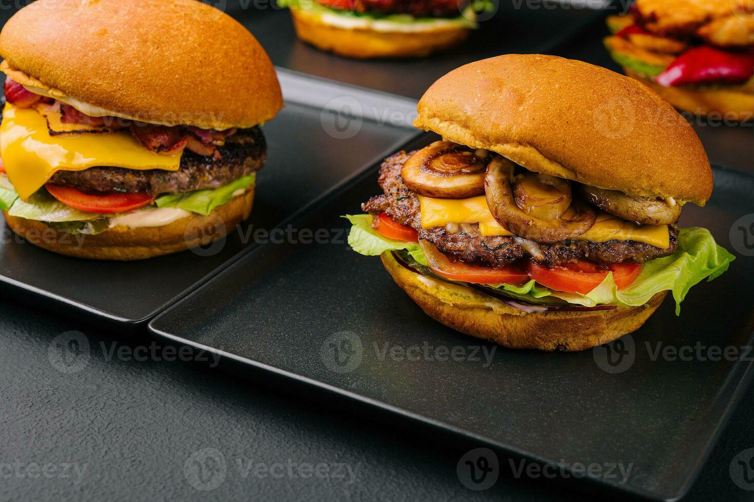 dichtbij omhoog van twee eigengemaakt hamburgers foto