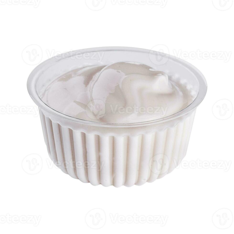 plastic kom van mayonaise geïsoleerd Aan wit foto