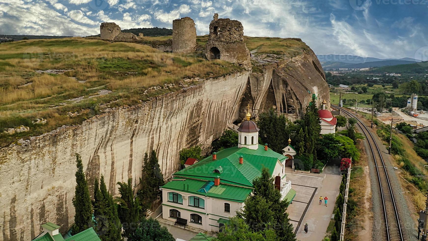 bij de spoorlijn in de buurt van de st. klimentovsky klooster. Inkerman, Crimea foto