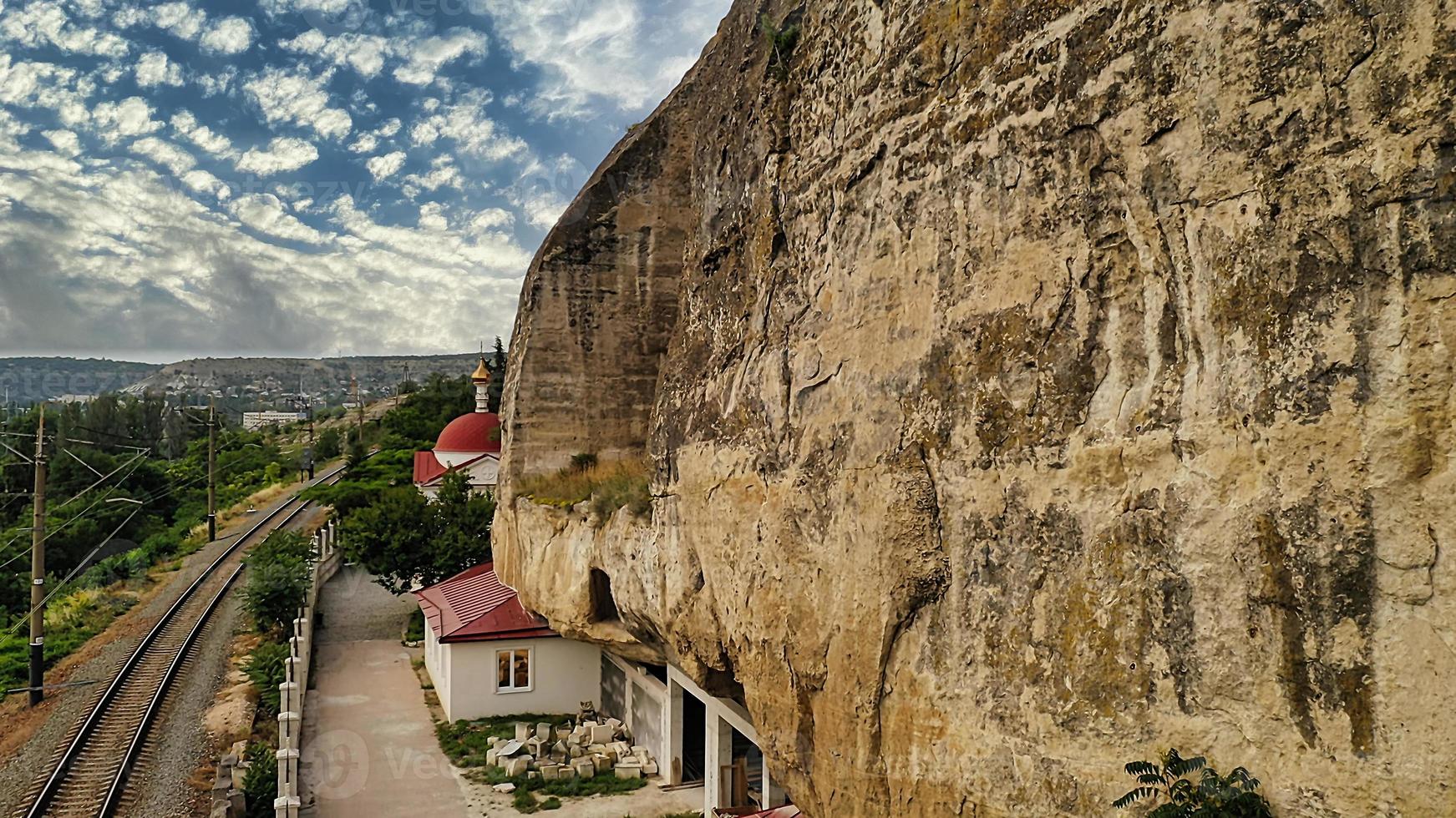 bij de spoorlijn in de buurt van de st. klimentovsky klooster. Inkerman, Crimea foto