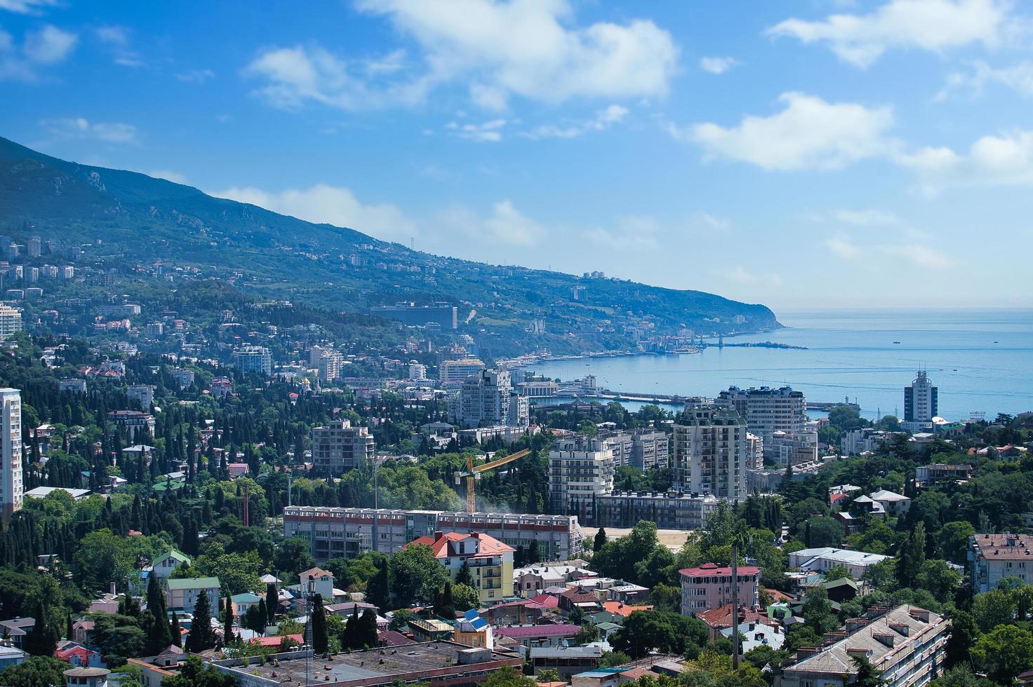 stadslandschap met uitzicht op de gebouwen van yalta, crimea foto