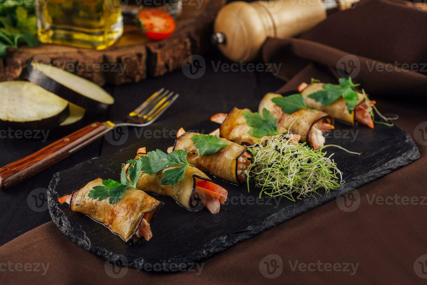 aubergine broodjes gevuld met peper Aan zwart bord foto