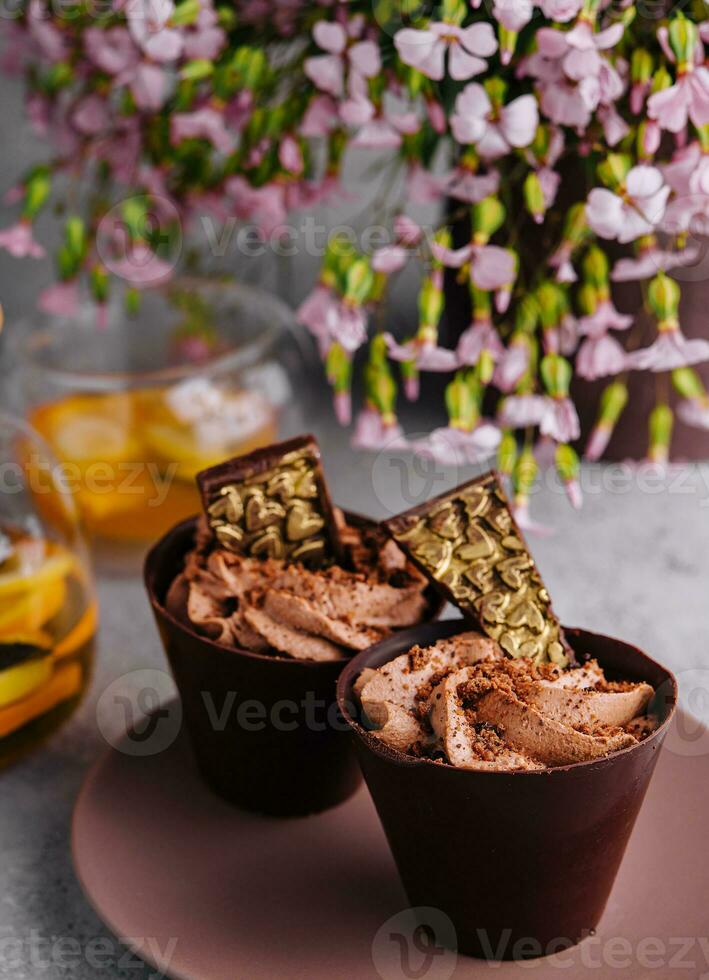 chocola kop cakes met thee pot foto