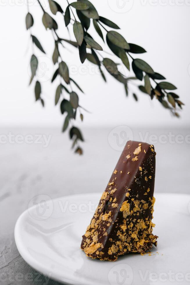 wafel taart in chocola glazuur geïsoleerd Aan wit achtergrond foto