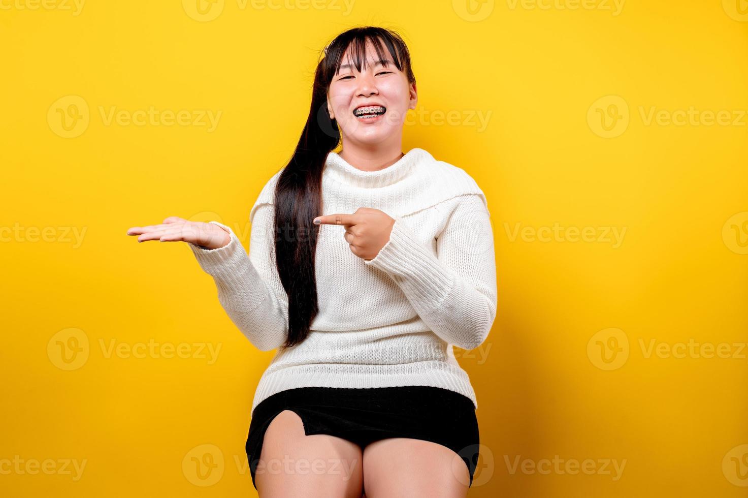 portret van een mooie Aziatische vrouw met een lachend gezicht. aziatisch foto