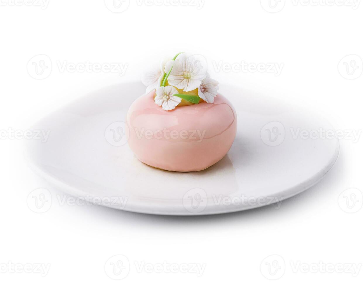 roze mousse taart versierd met wit bloemen foto